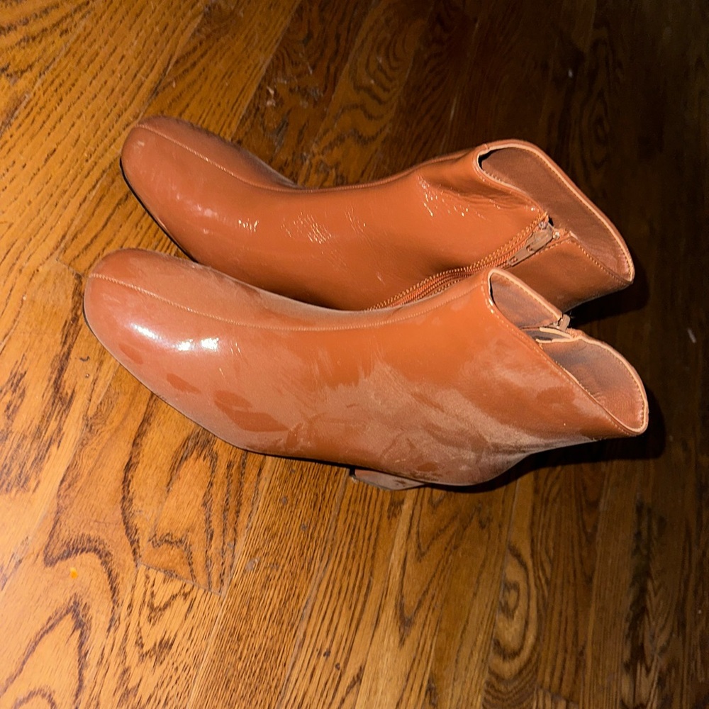 these are a little dusty i’ve only worn them once great condition!